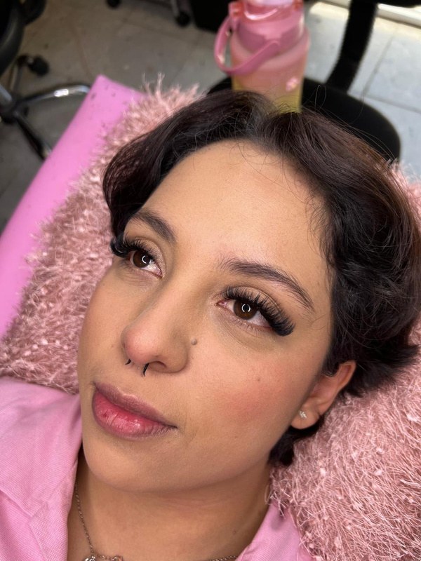 Mirada con pestañas de efecto glam